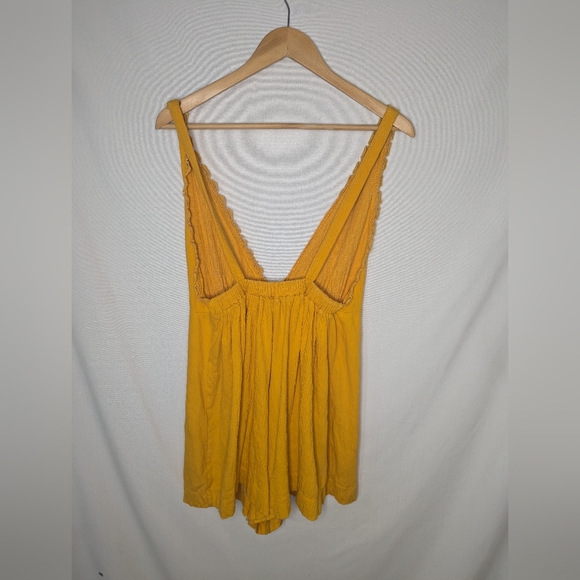 ASOS Yellow Deep V Scalloped Neckline Tank and Shorts Romper Size 6 - Picture 2 of 9